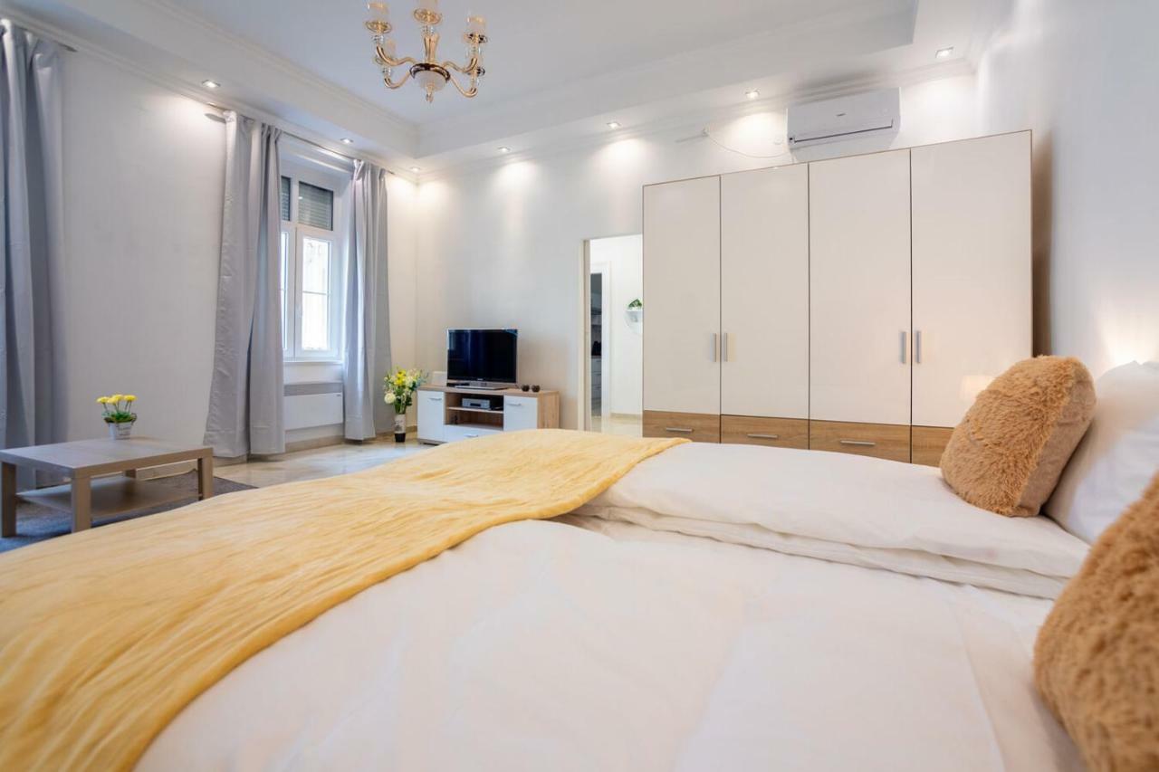 Town Hall Apartment Budapest Bagian luar foto